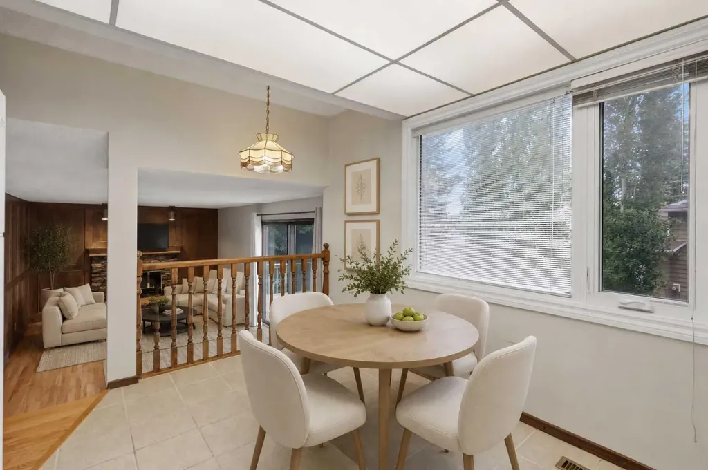 27 Woodgreen Place SW Calgary AB T2W 4A3
