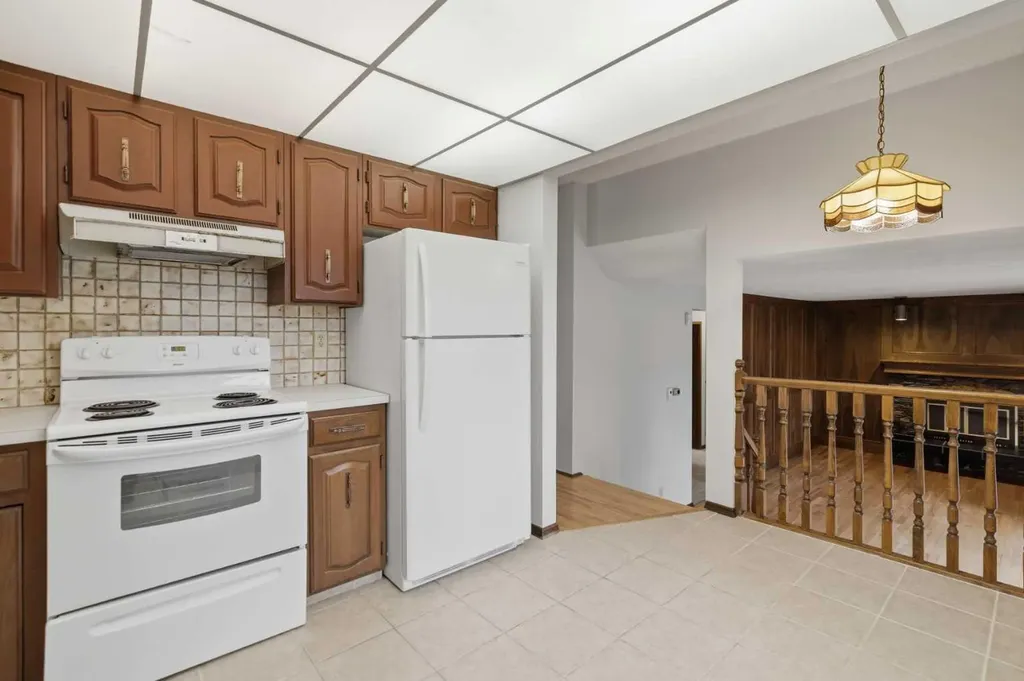 27 Woodgreen Place SW Calgary AB T2W 4A3