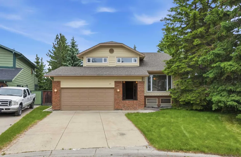27 Woodgreen Place SW Calgary AB T2W 4A3