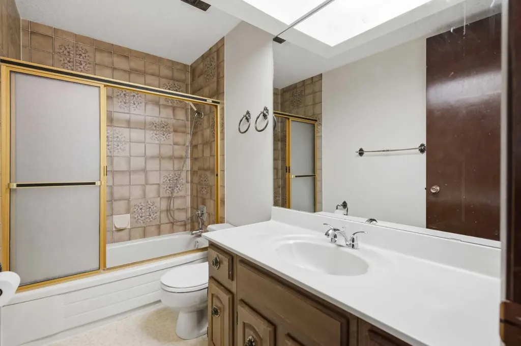 27 Woodgreen Place SW Calgary AB T2W 4A3