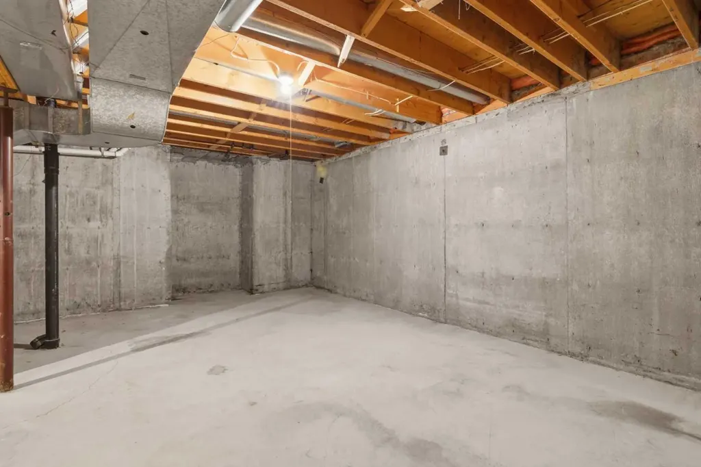 27 Woodgreen Place SW Calgary AB T2W 4A3