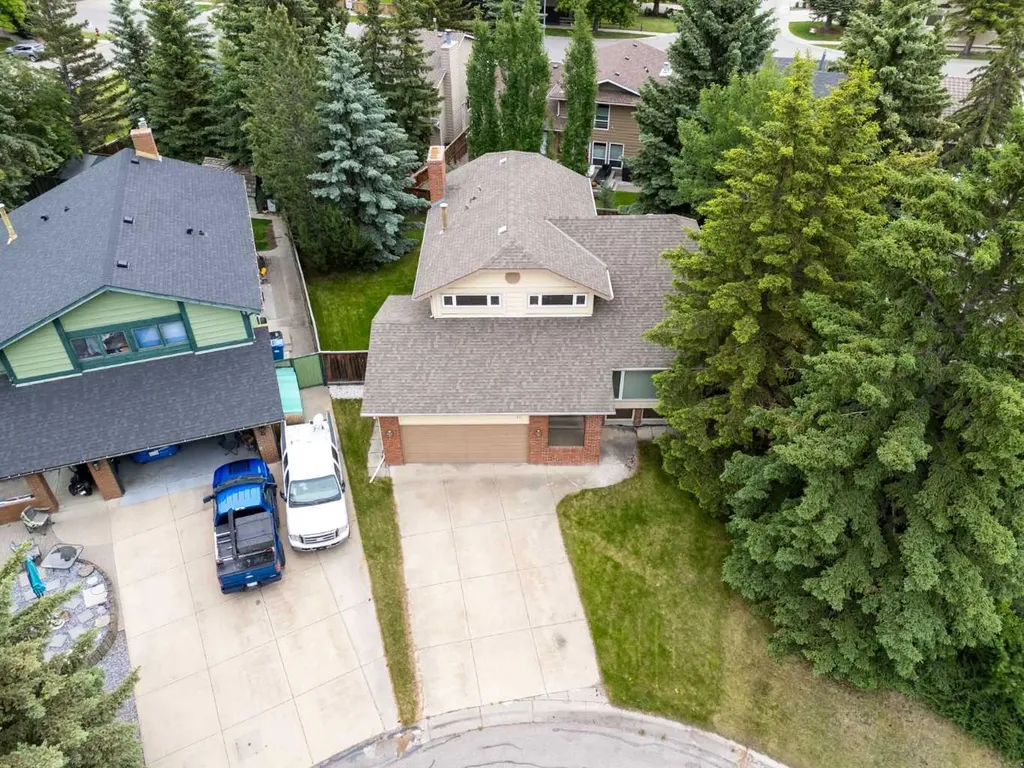 27 Woodgreen Place SW Calgary AB T2W 4A3