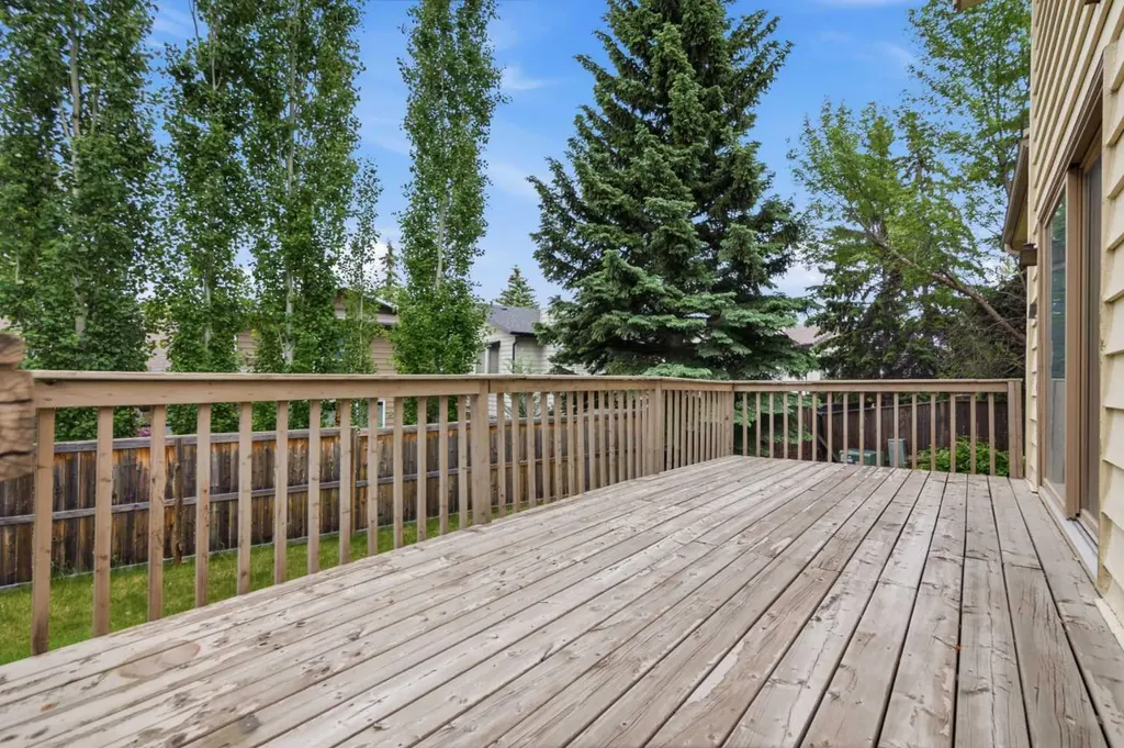 27 Woodgreen Place SW Calgary AB T2W 4A3