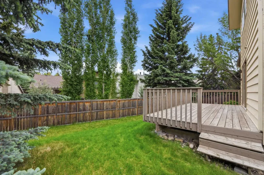 27 Woodgreen Place SW Calgary AB T2W 4A3