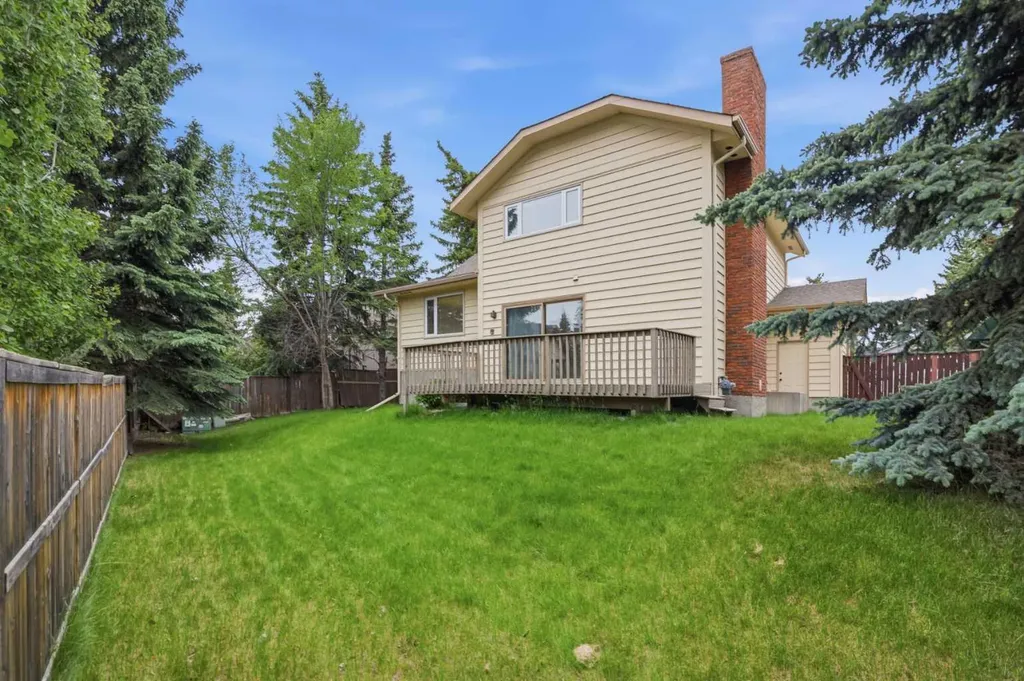 27 Woodgreen Place SW Calgary AB T2W 4A3
