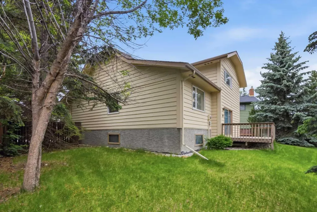 27 Woodgreen Place SW Calgary AB T2W 4A3