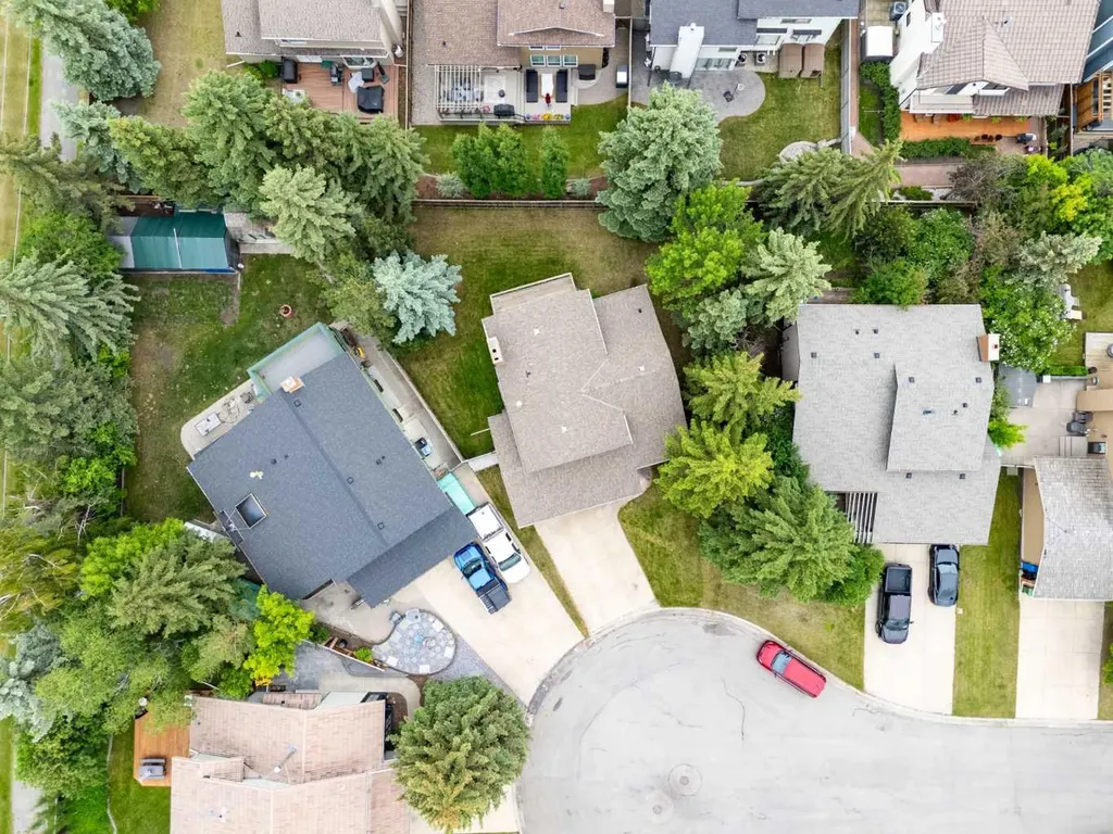 27 Woodgreen Place SW Calgary AB T2W 4A3