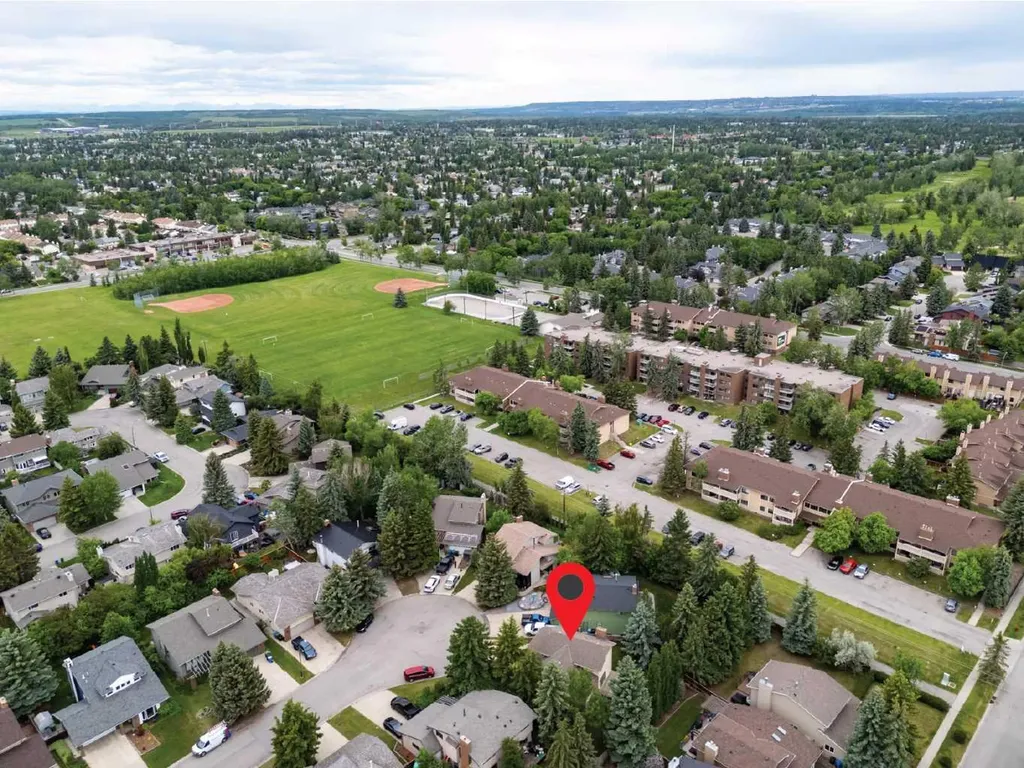 27 Woodgreen Place SW Calgary AB T2W 4A3