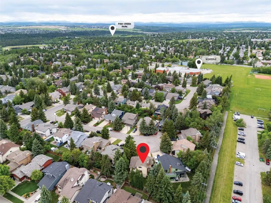 27 Woodgreen Place SW Calgary AB T2W 4A3