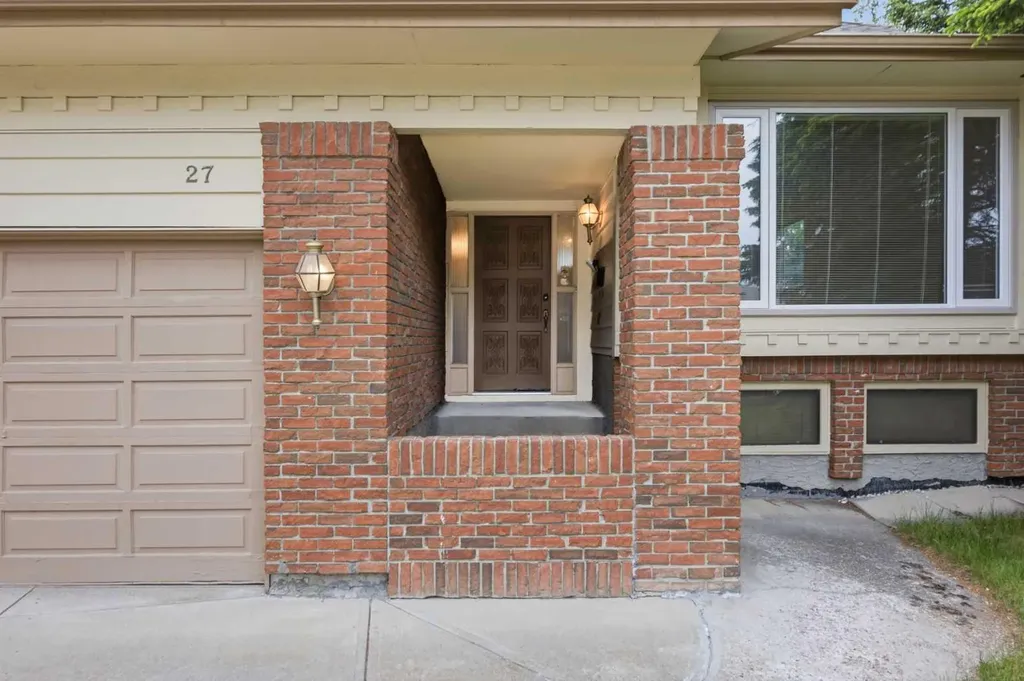 27 Woodgreen Place SW Calgary AB T2W 4A3
