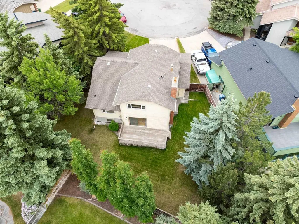 27 Woodgreen Place SW Calgary AB T2W 4A3