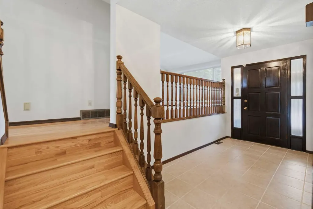 27 Woodgreen Place SW Calgary AB T2W 4A3