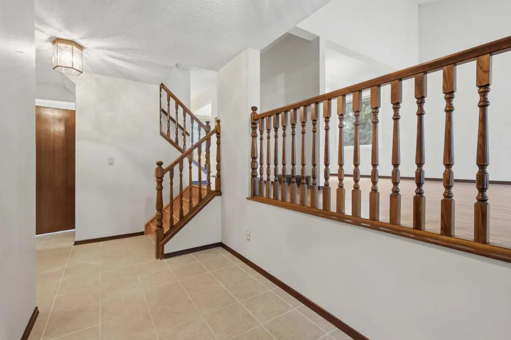 27 Woodgreen Place SW Calgary AB T2W 4A3