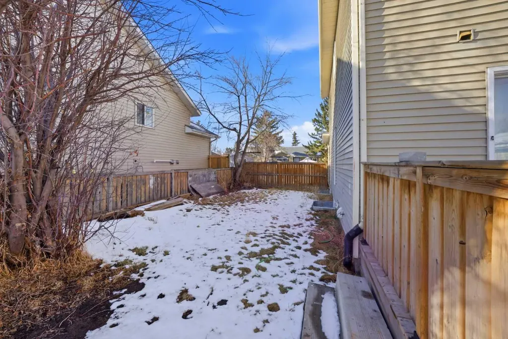 19 Appletree Close SE Calgary AB T2A 7J1