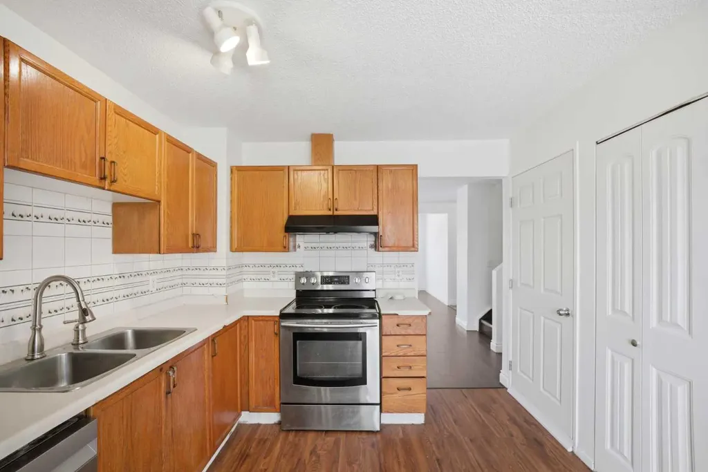 19 Appletree Close SE Calgary AB T2A 7J1