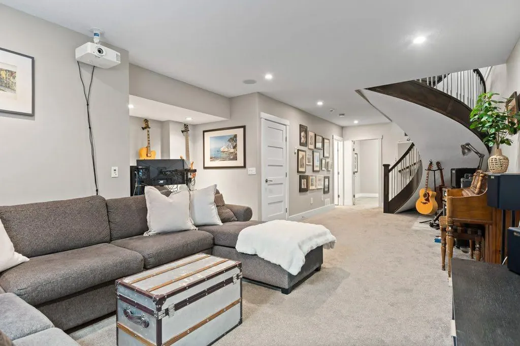 2113 21 Avenue SW Calgary AB T2T 0P1