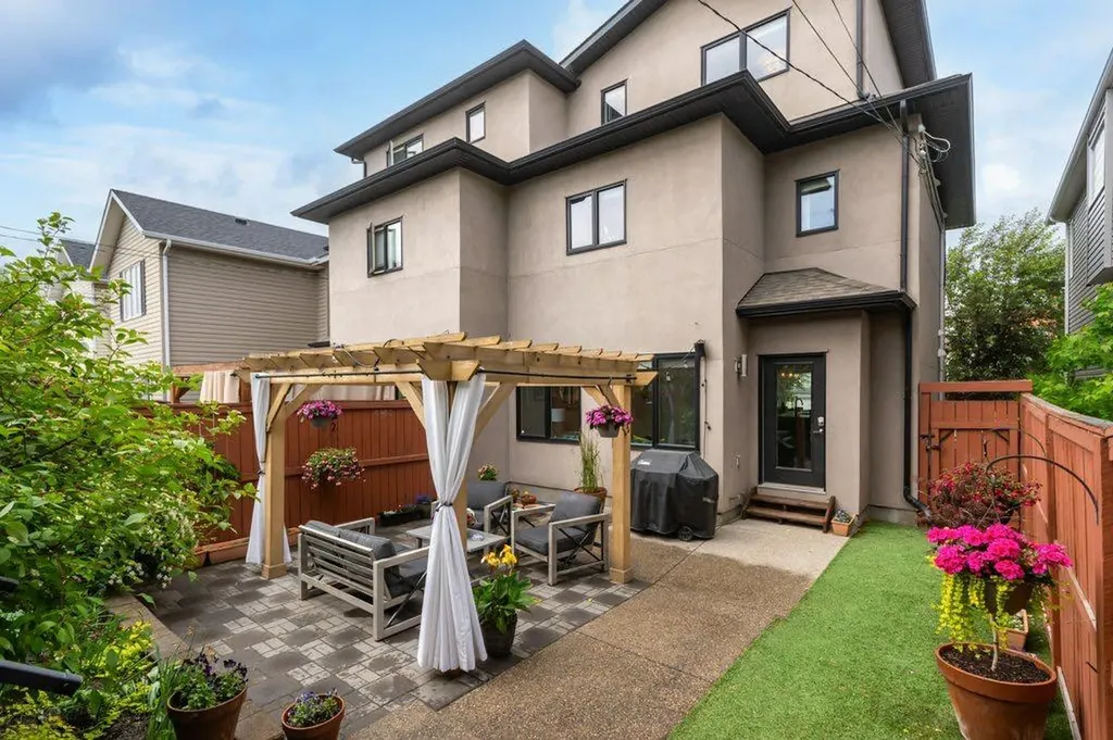 2113 21 Avenue SW Calgary AB T2T 0P1