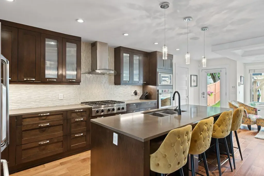 2113 21 Avenue SW Calgary AB T2T 0P1