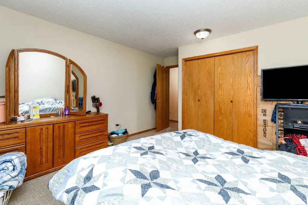 63 Mclevin Crescent Red Deer AB T4R 1S8