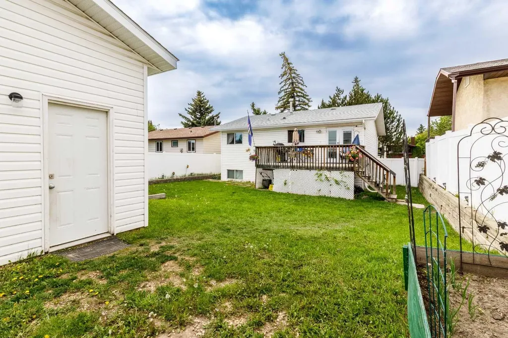 63 Mclevin Crescent Red Deer AB T4R 1S8