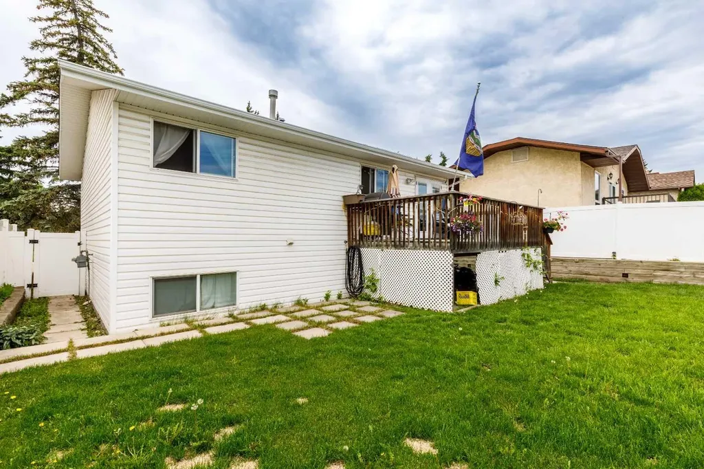 63 Mclevin Crescent Red Deer AB T4R 1S8