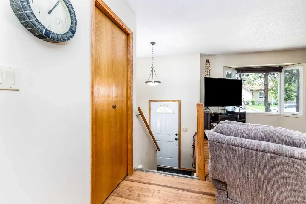 63 Mclevin Crescent Red Deer AB T4R 1S8