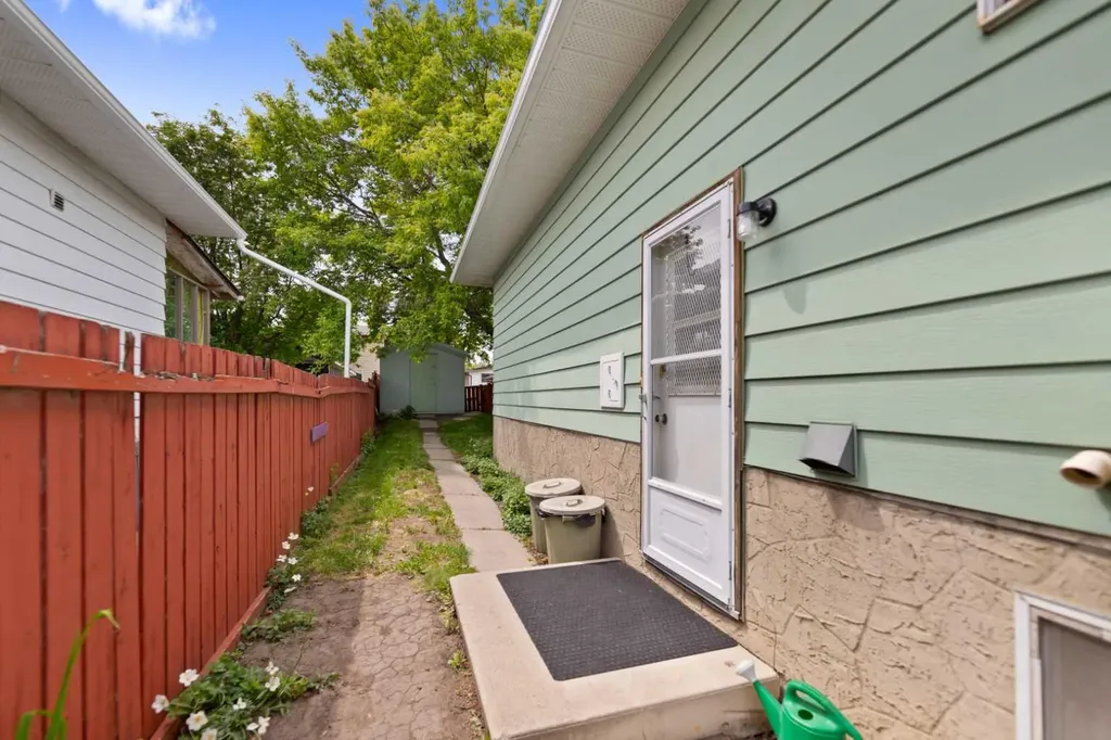 4519 26 Avenue SE Calgary AB T2B 2K4