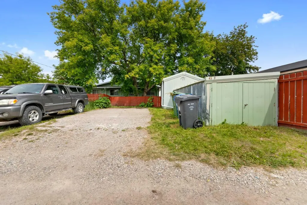 4519 26 Avenue SE Calgary AB T2B 2K4