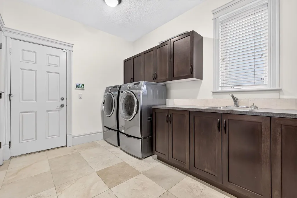 30 Aspen Meadows Park SW Calgary AB T3H 5Z7