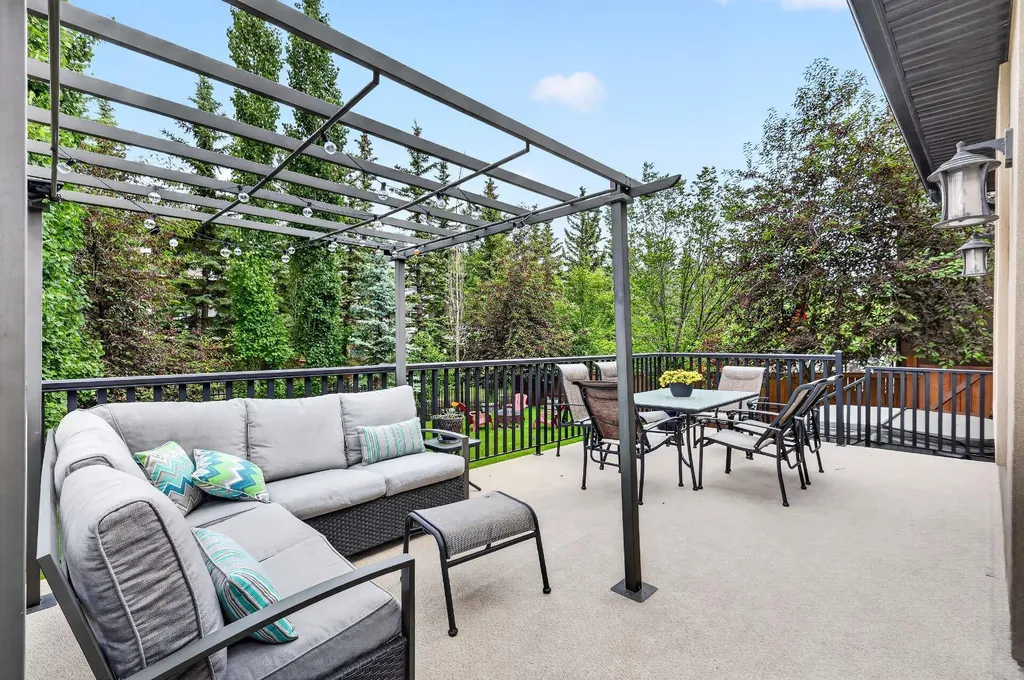 30 Aspen Meadows Park SW Calgary AB T3H 5Z7