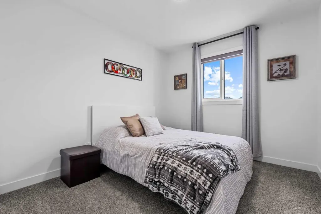 37 Legacy Glen Point SE Calgary AB T2X 4T2