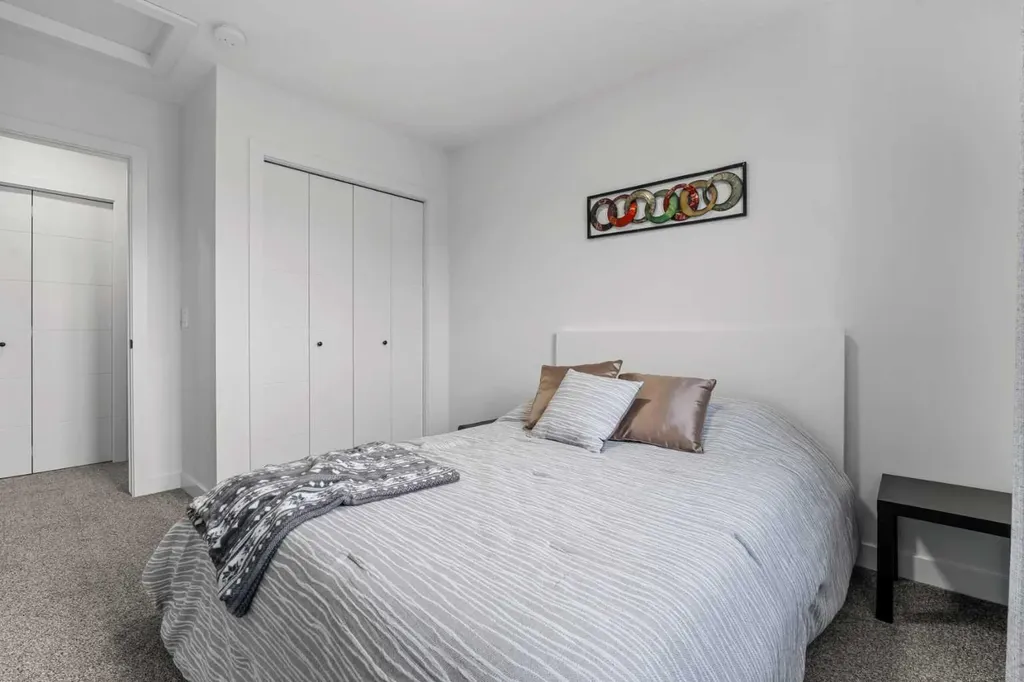 37 Legacy Glen Point SE Calgary AB T2X 4T2
