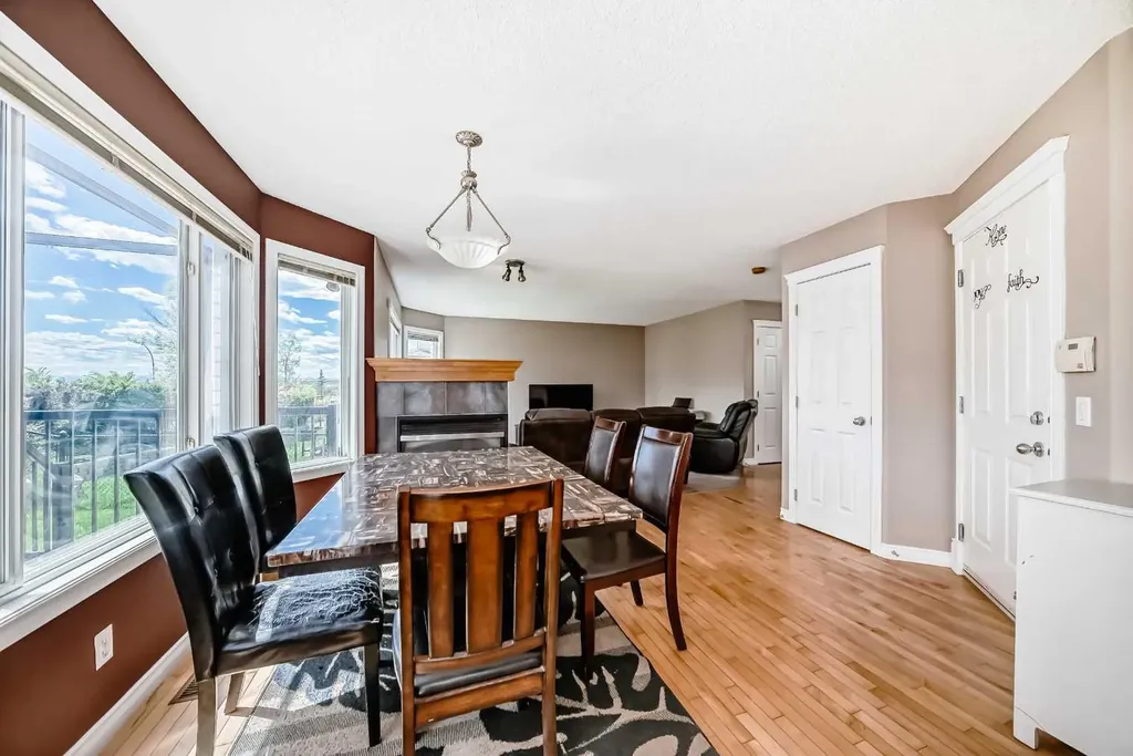 95 Rockledge Terrace NW Calgary AB T3G 5R9