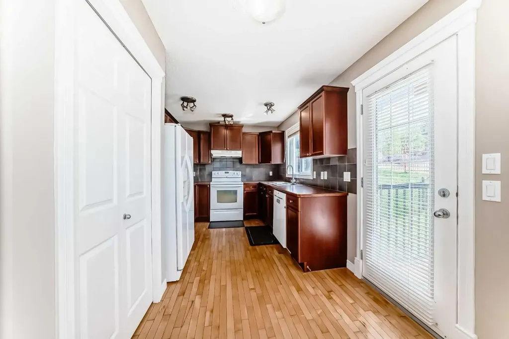 95 Rockledge Terrace NW Calgary AB T3G 5R9