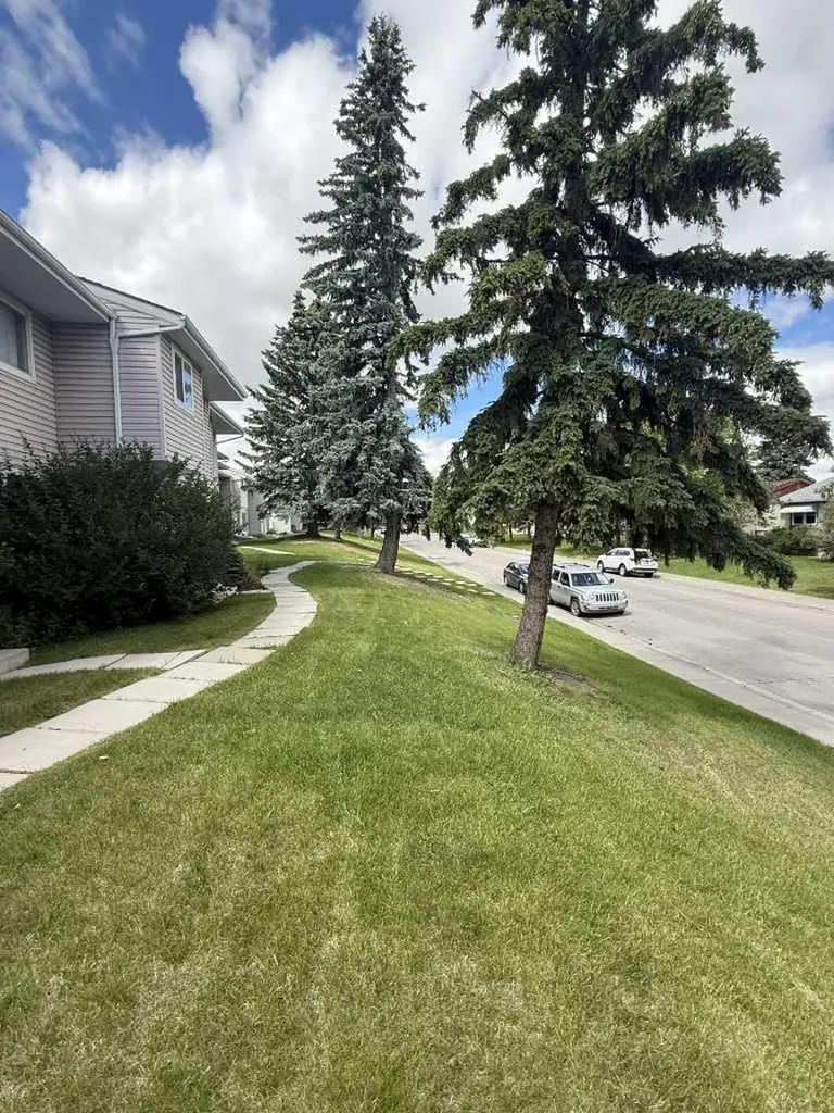 417 40 Street NE Calgary AB T2A 6S1