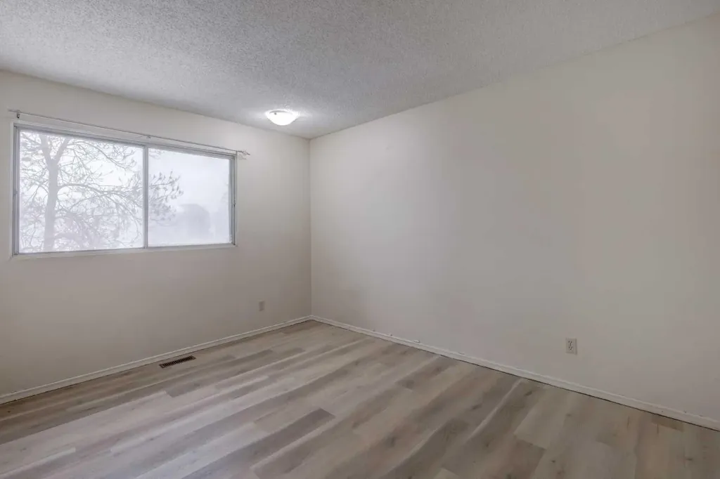 417 40 Street NE Calgary AB T2A 6S1