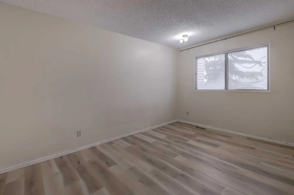 417 40 Street NE Calgary AB T2A 6S1