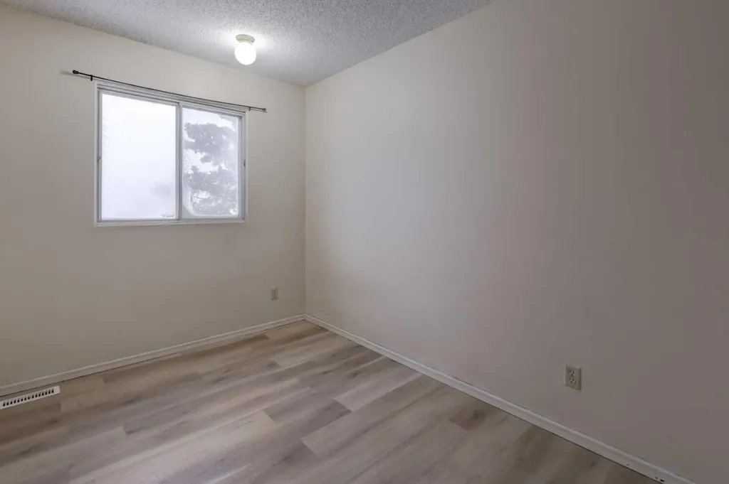 417 40 Street NE Calgary AB T2A 6S1