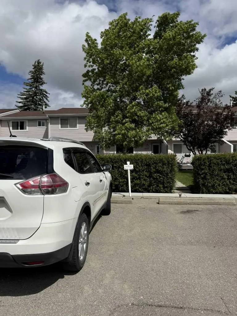 417 40 Street NE Calgary AB T2A 6S1