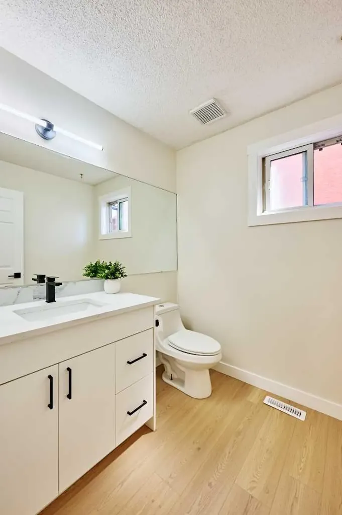 128 Shawbrooke Close SW Calgary AB T2Y3A6