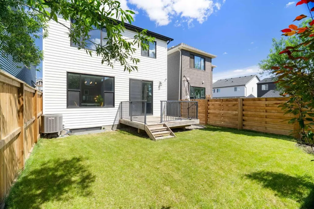 26 Seton Manor SE Calgary AB T3M 2V8