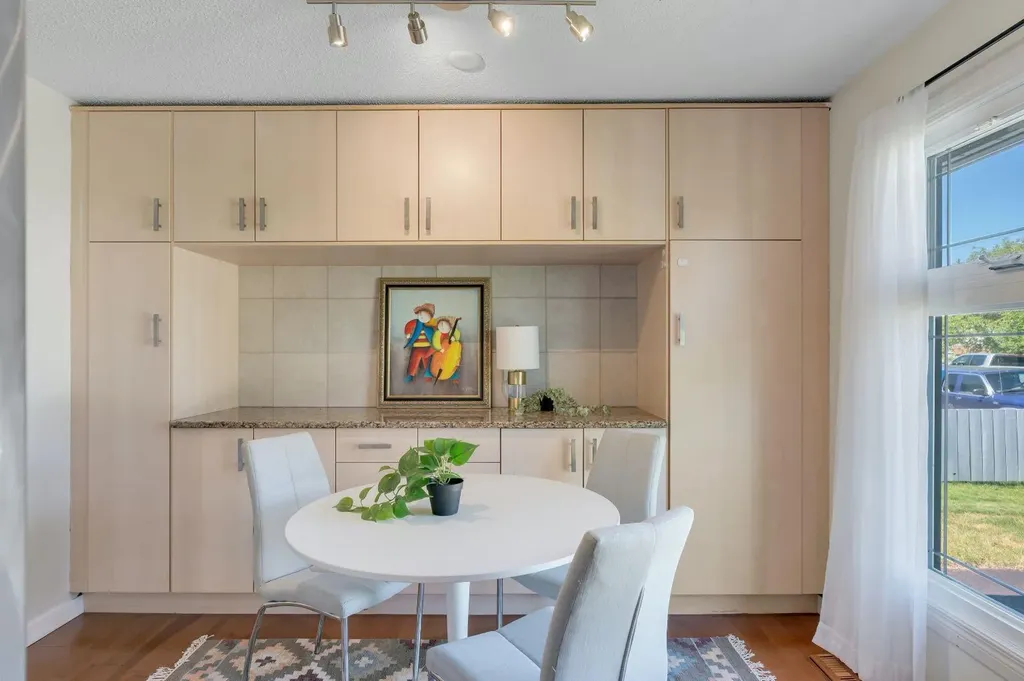 24 Shawcliffe Road SW Calgary AB T2Y 1G2