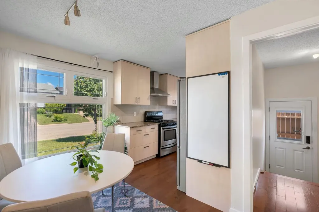 24 Shawcliffe Road SW Calgary AB T2Y 1G2
