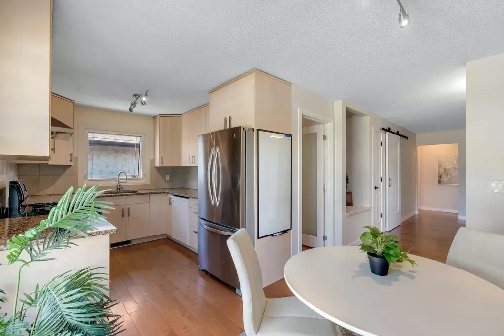 24 Shawcliffe Road SW Calgary AB T2Y 1G2
