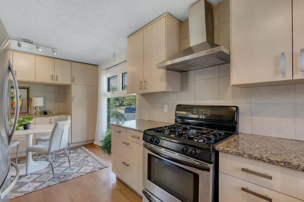 24 Shawcliffe Road SW Calgary AB T2Y 1G2
