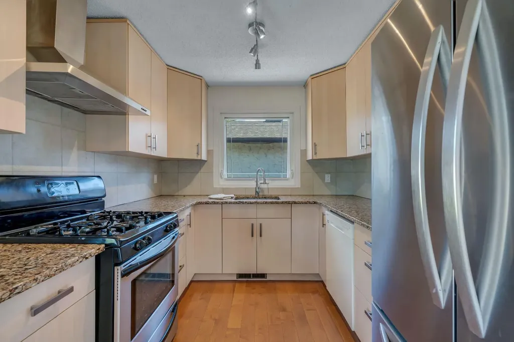 24 Shawcliffe Road SW Calgary AB T2Y 1G2