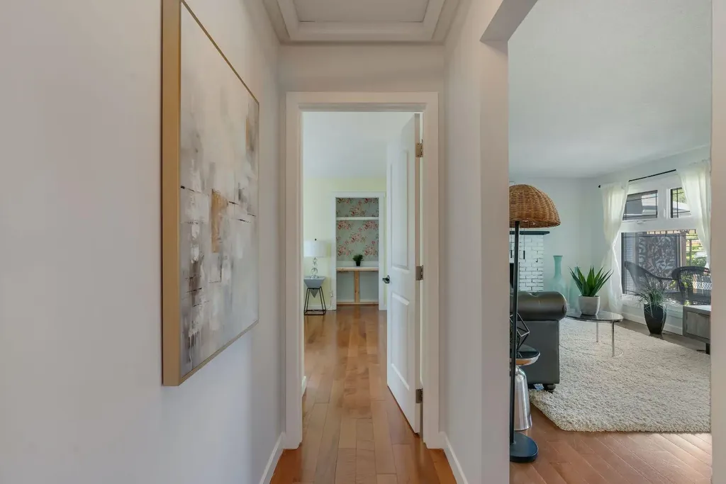 24 Shawcliffe Road SW Calgary AB T2Y 1G2