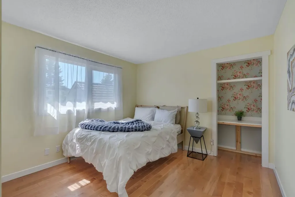 24 Shawcliffe Road SW Calgary AB T2Y 1G2