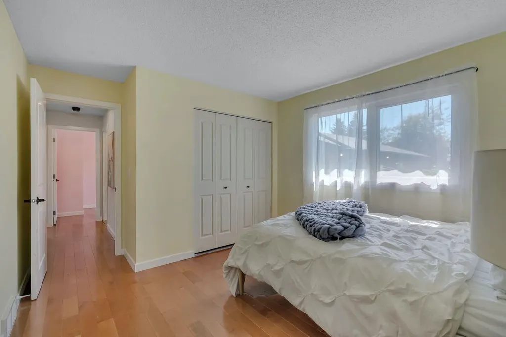 24 Shawcliffe Road SW Calgary AB T2Y 1G2