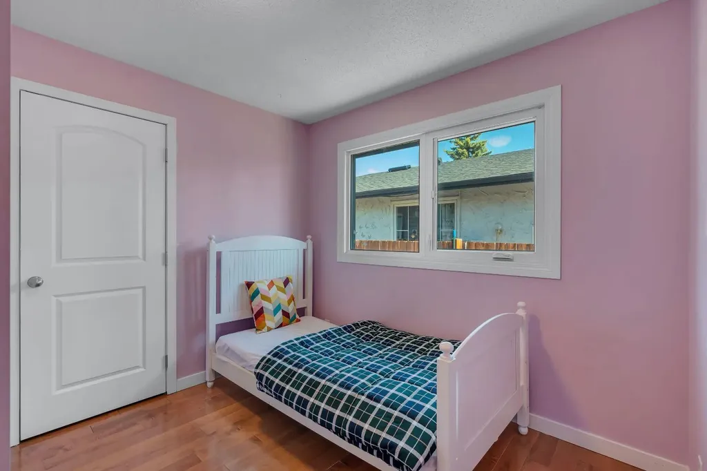 24 Shawcliffe Road SW Calgary AB T2Y 1G2